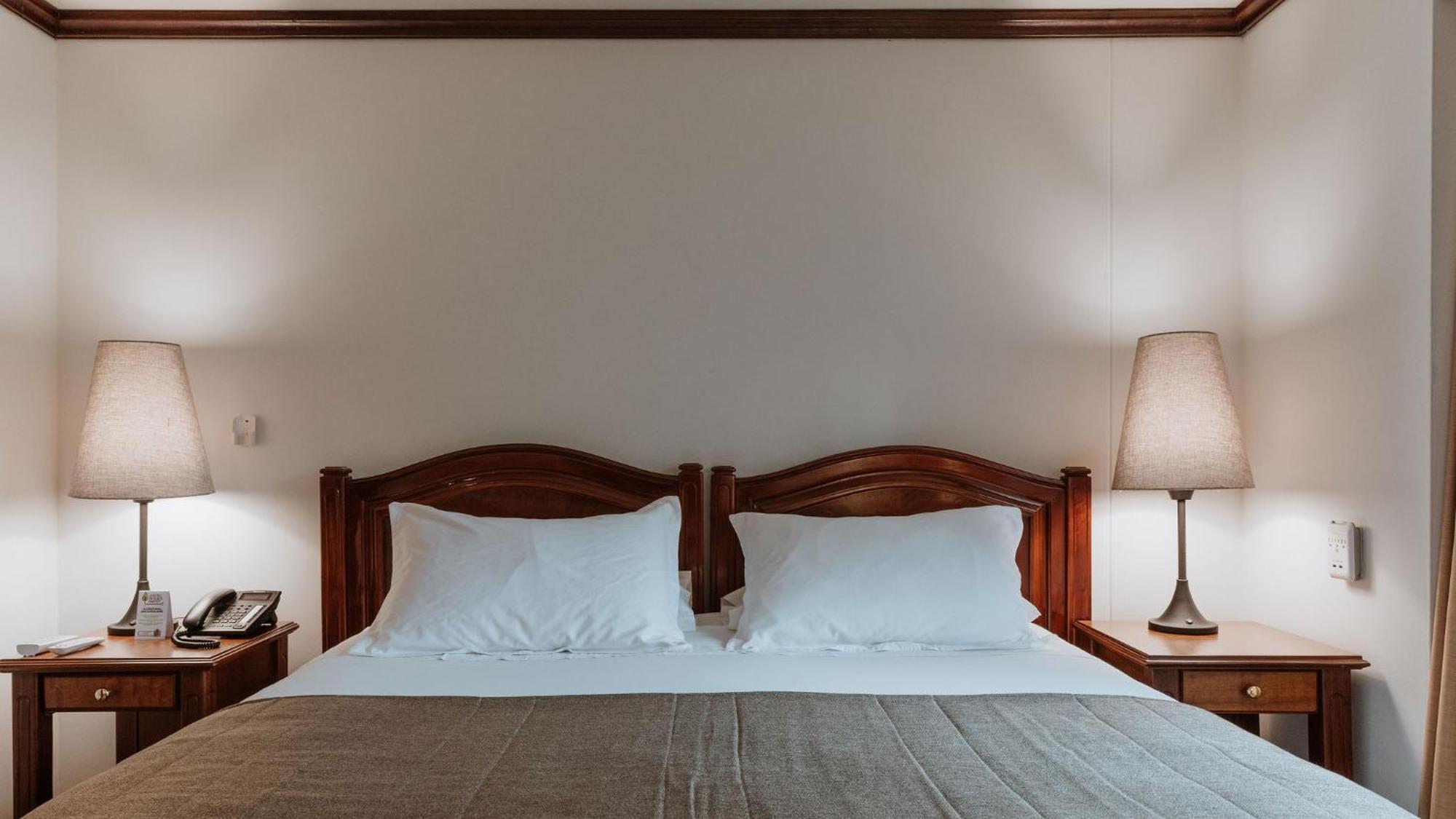 Hotel Park10 Медельїн Екстер'єр фото A bed with two pillows